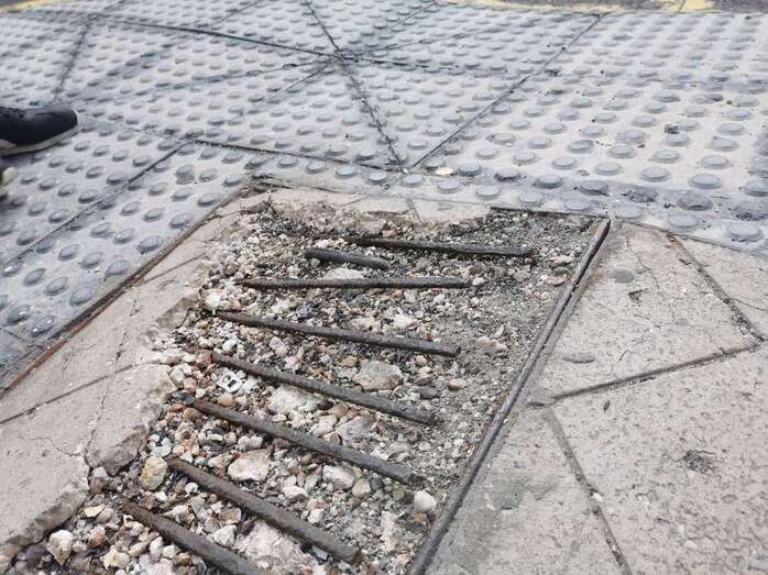 Los hierros asoman por la acera / TA